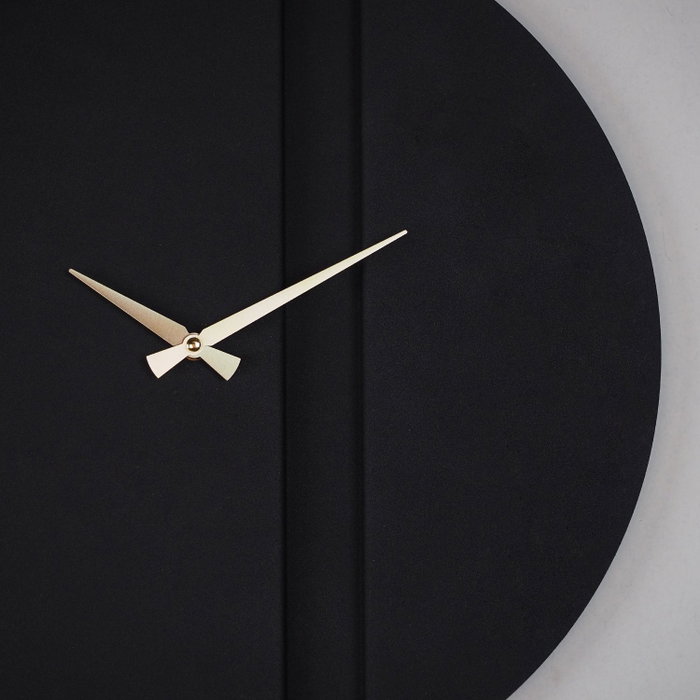 Wallity Block Metal Wall Clock - APS096 Negro y dorado